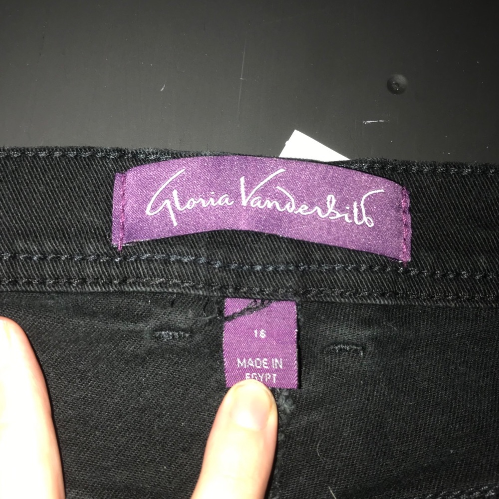 Black mid rise, straight leg jeans 💫